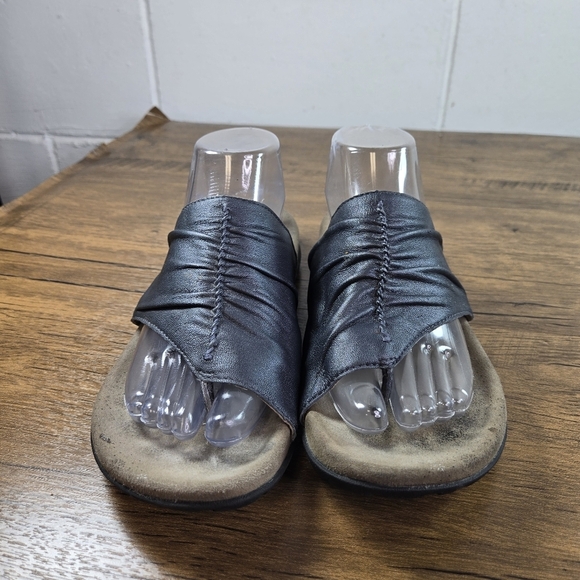 Taos Gift 2 Blue Shirred Leather Thong Sandals - Picture 7 of 9